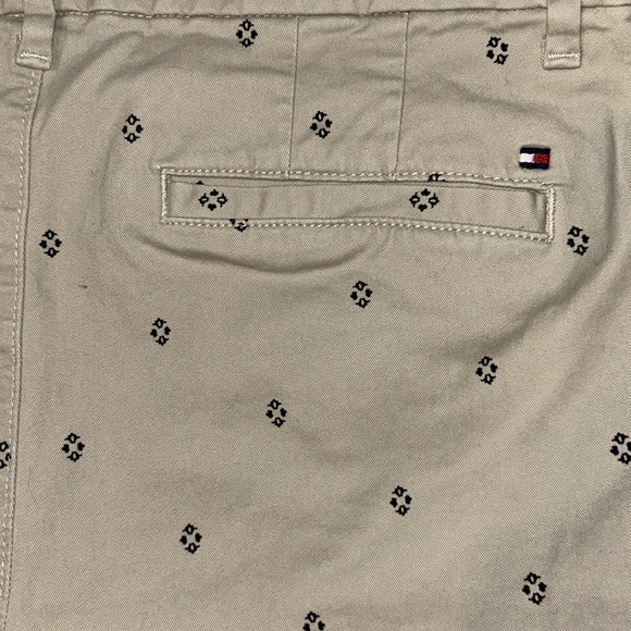 Tommy Hilfiger cotton stretch  khaki pants with printed design classic preppy - Picture 5 of 5